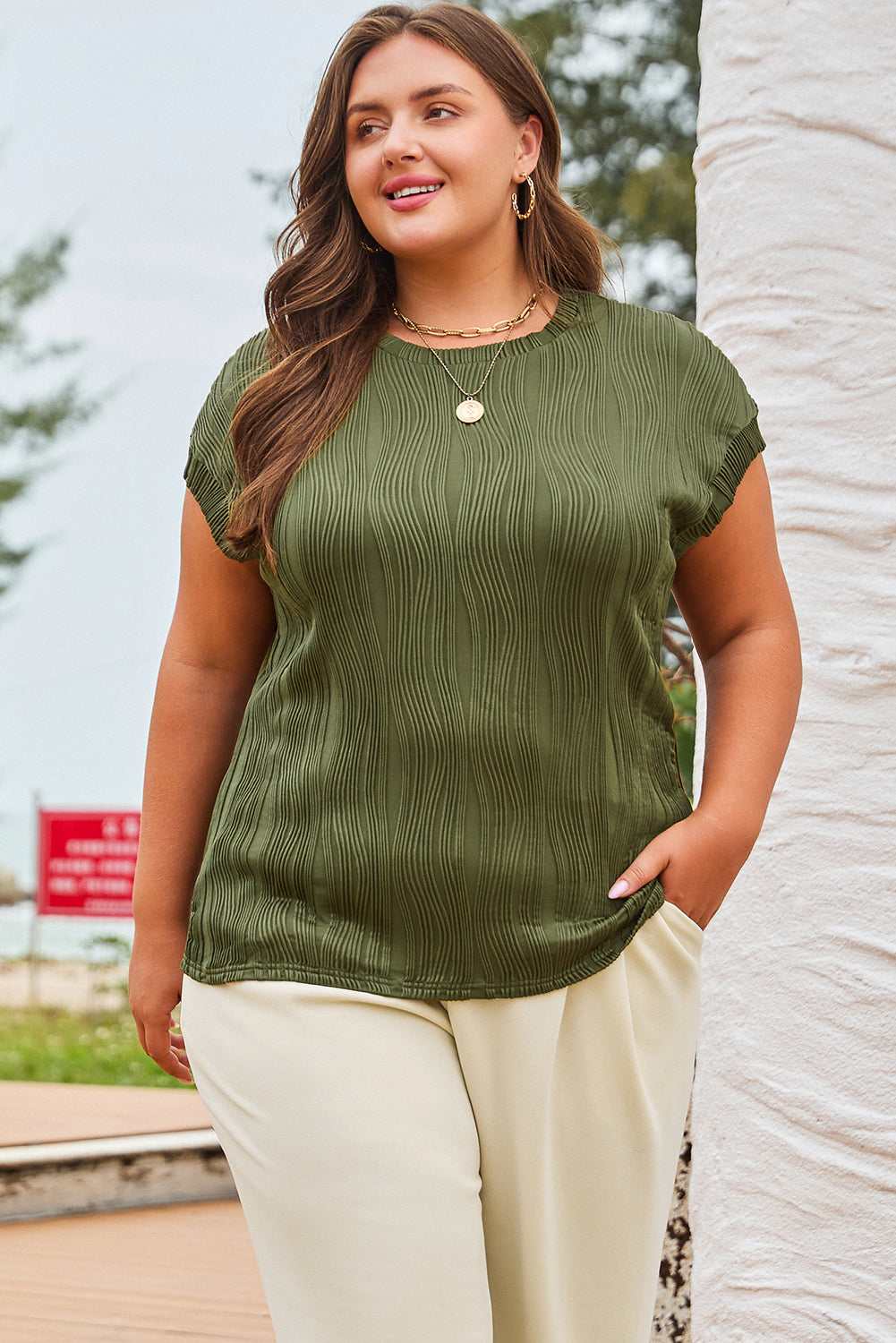 Black Solid Color Wavy Textured Plus Size Tee