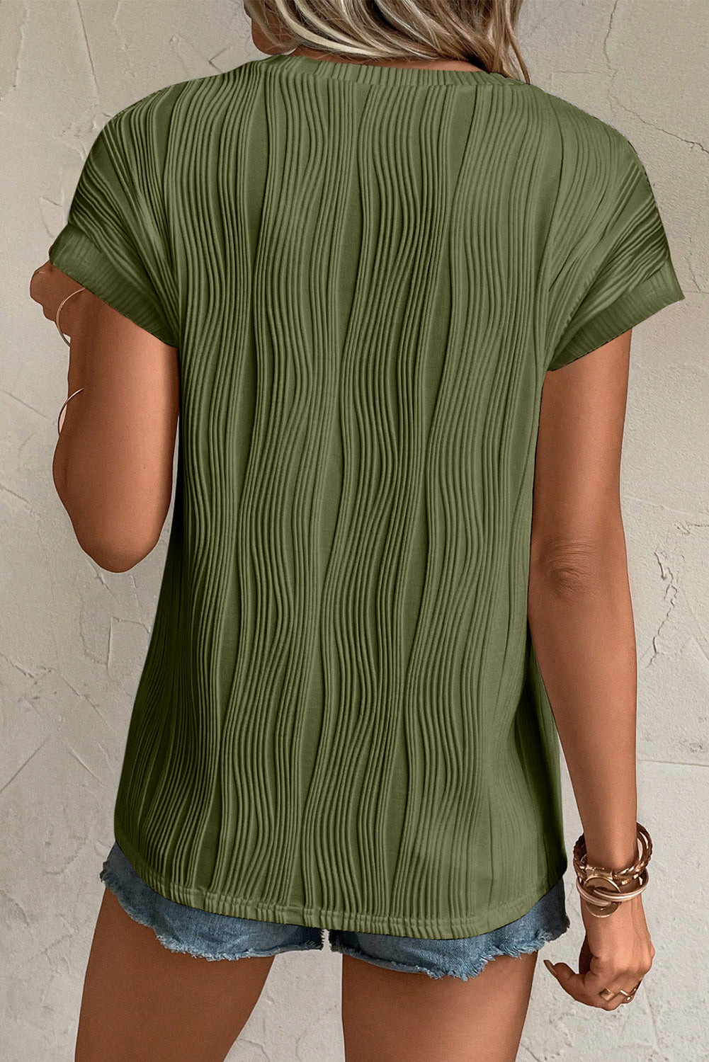 Black Solid Color Wavy Textured Plus Size Tee